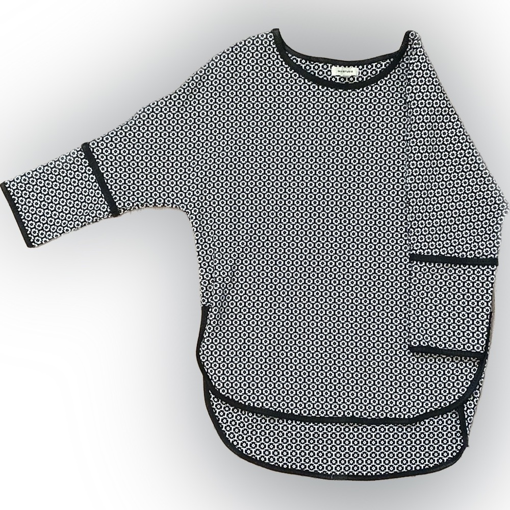 Max studio three squatter sleeve patterned top in size large.